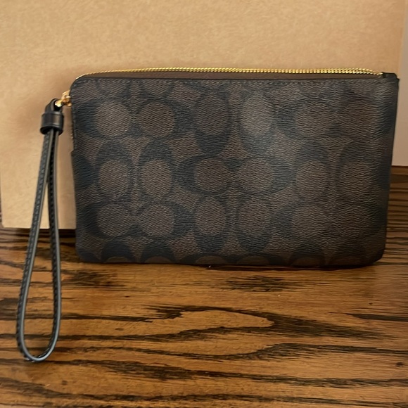 Coach signature large corner, zipper wristlet - Picture 3 of 8
